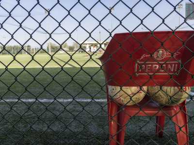 Questi moderni rettangoli di gioco si diffusero velocemente, soprattutto a ridosso della tangenziale, diventando cos� dei veri e propri �templi� dove i baresi di tutte le et� possono sfidarsi a suon di tiri e gol. Attualmente nel capoluogo sono presenti una ventina di centri sportivi